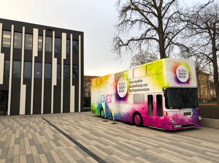 
  Das mobile Suchtpräventionsprojekt GLÜCK SUCHT DICH auf dem Schulhof des Gymnasiums